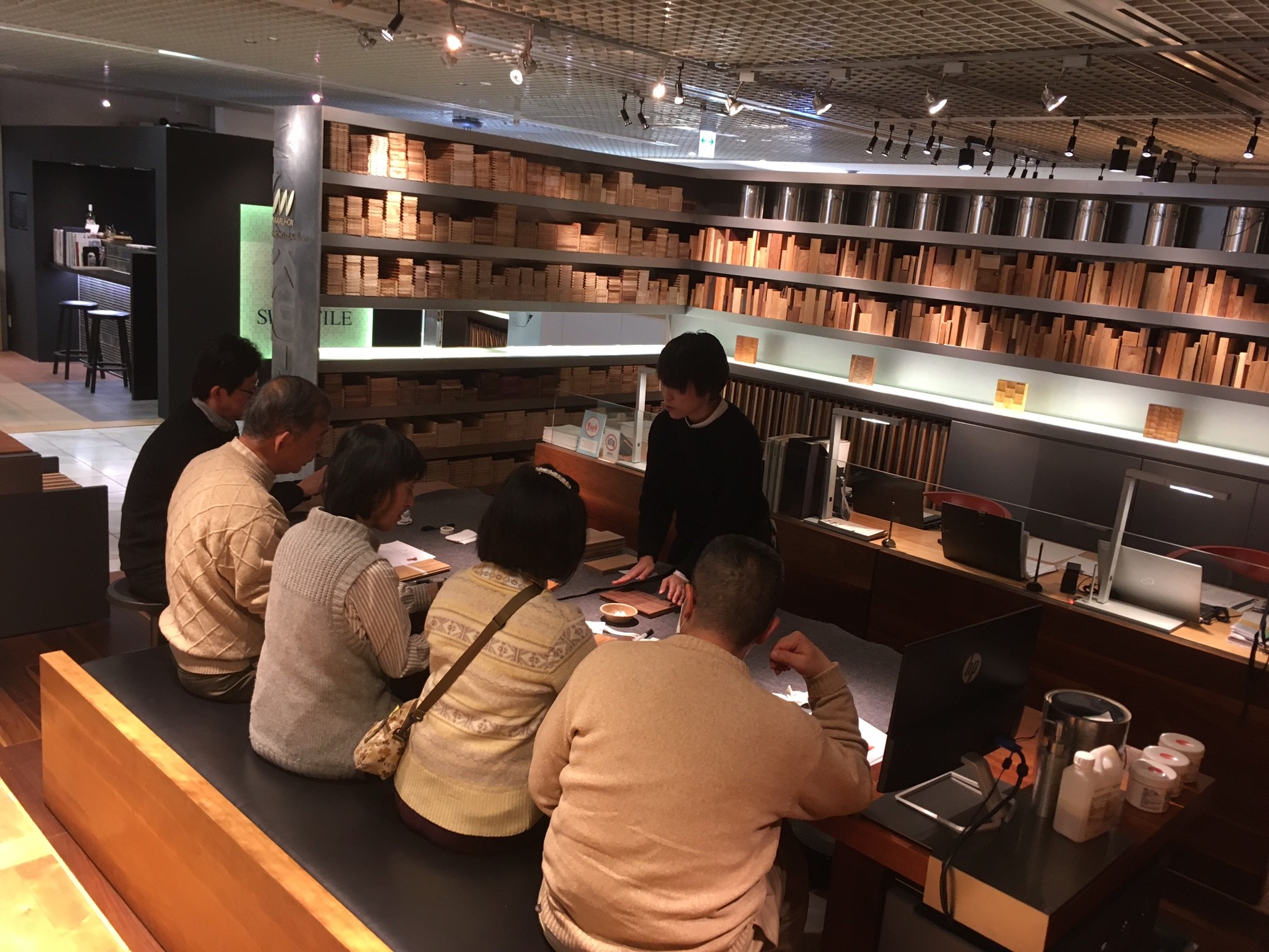 無垢フローリングの選びかた、つきあいかた セミナー 新宿 イベントメンテナンス風景